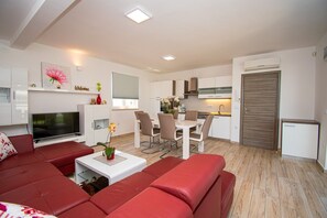 TV - Beautiful Villa Nera with a private pool in Pula (Pula)