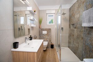 Dusche, kostenlose Toilettenartikel, Haartrockner, Handtücher