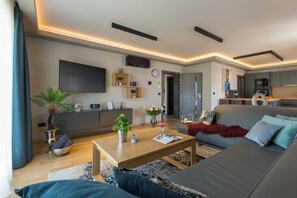 TV - Beautiful villa with a private pool and jacuzzi near Poreč (Poreč)