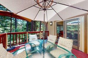 Outdoor dining - Spacious 3BR Ockenden Retreat w/ Loft, W/D, & Large Deck, & Grill (Shaver Lake)