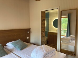 6 bedrooms, desk, iron/ironing board, travel cot