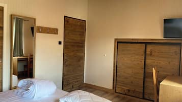 6 bedrooms, desk, iron/ironing board, travel cot