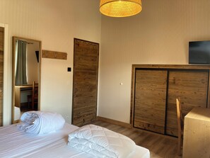 6 bedrooms, desk, iron/ironing board, travel crib