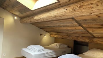 6 間睡房、書桌、熨斗/熨衫板、可攜式嬰兒床