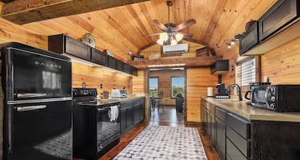 Fox Wood Cabin with Hot Tub, family-friendly 50 acres, hot tub, three decks, only 15 min to downtown Eureka!!