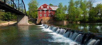 Fox Wood Cabin with Hot Tub, family-friendly, 50 acres, hot tub, three decks, only 15 min to downtown Eureka!!