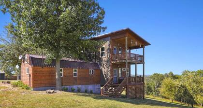 Fox Wood Cabin with Hot Tub, family-friendly, 50 acres, hiking trail, three decks, only 15 min to downtown Eureka!!