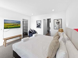 3 bedrooms, iron/ironing board, free WiFi, bed sheets