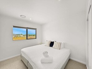 3 slaapkamers, een strijkplank/strijkijzer, gratis wifi, beddengoed