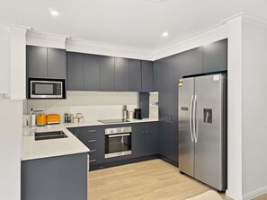 ثلاجة، ميكروويف، فرن، موقد طهي مسطح