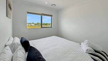 3 bedrooms, iron/ironing board, free WiFi, bed sheets