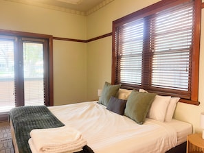 4 bedrooms, iron/ironing board, free WiFi, bed sheets