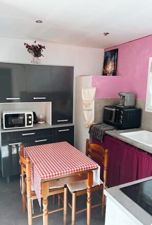 Microwave, oven, stovetop, toaster - Appartement en Pleine Nature (Rognes)