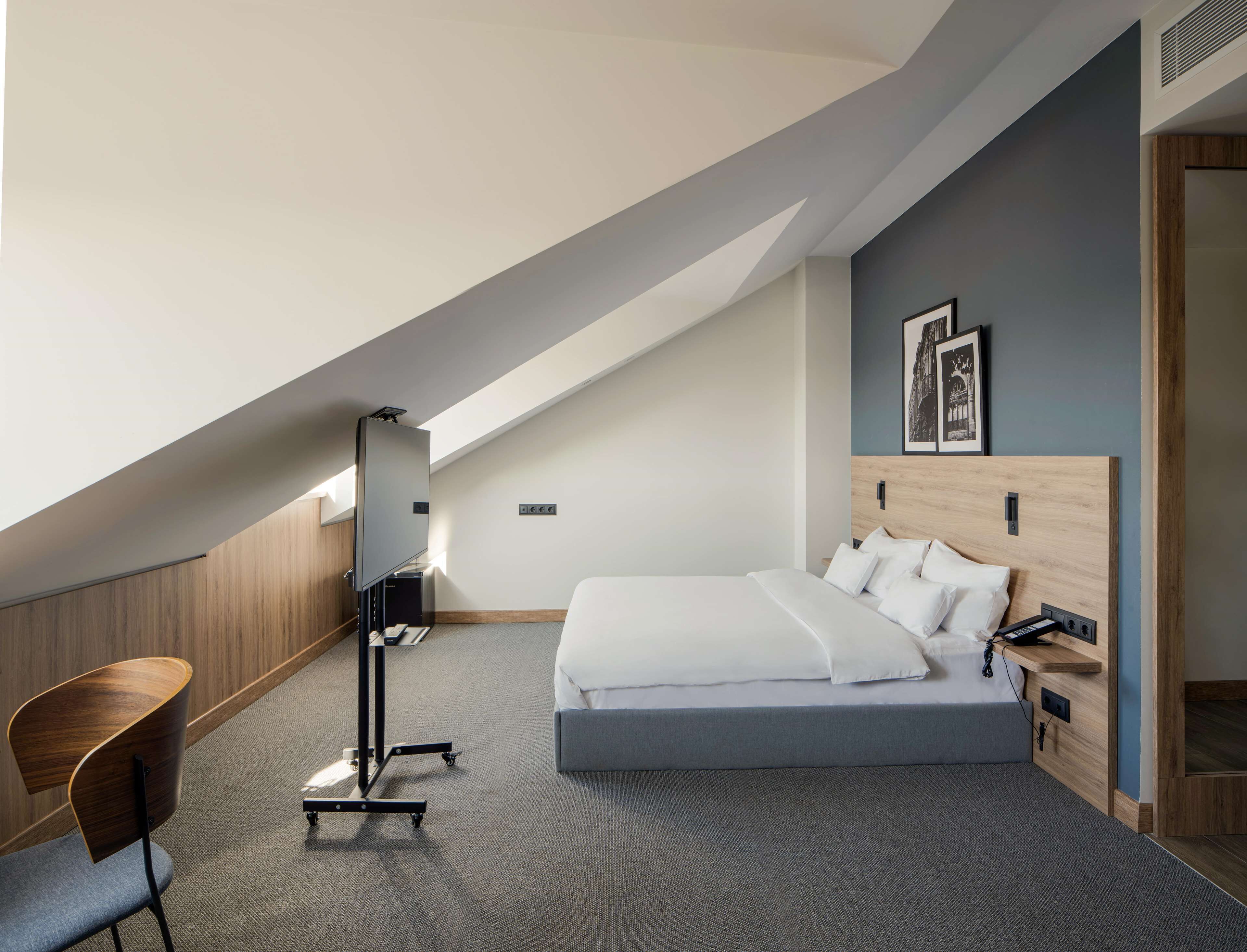 In-room safe, soundproofing, free WiFi, bed sheets