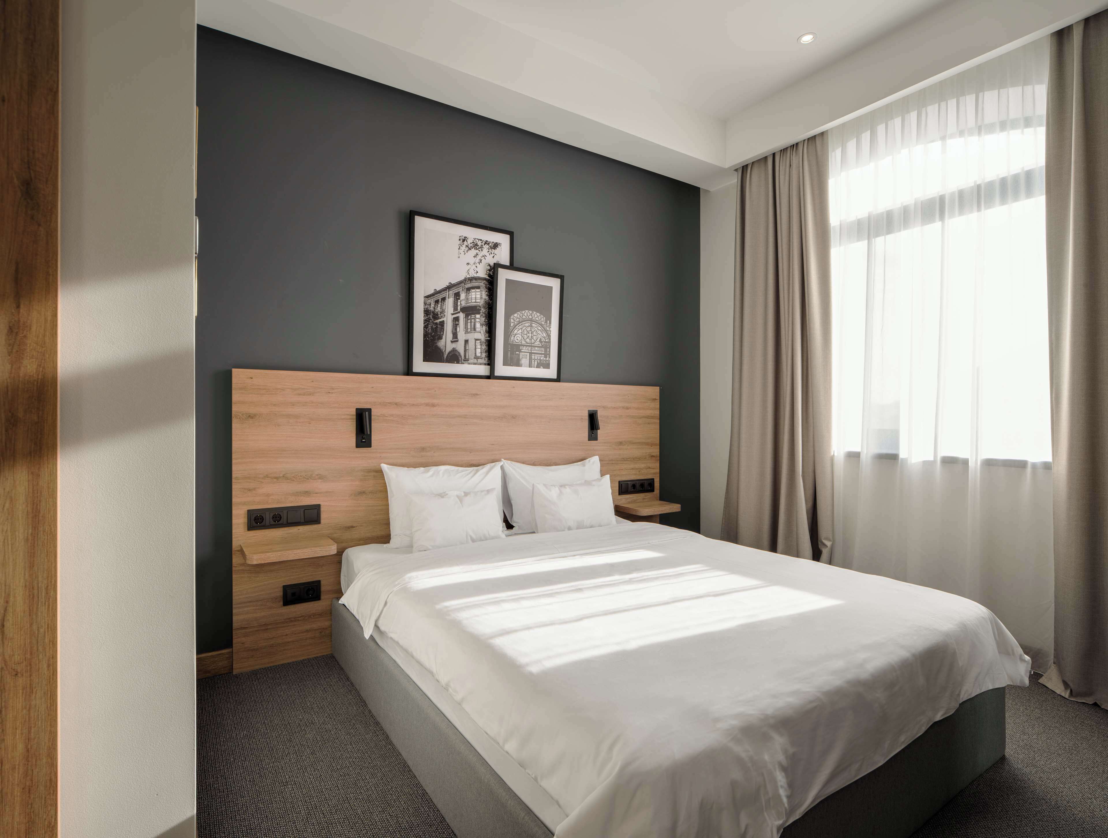 In-room safe, soundproofing, free WiFi, bed sheets