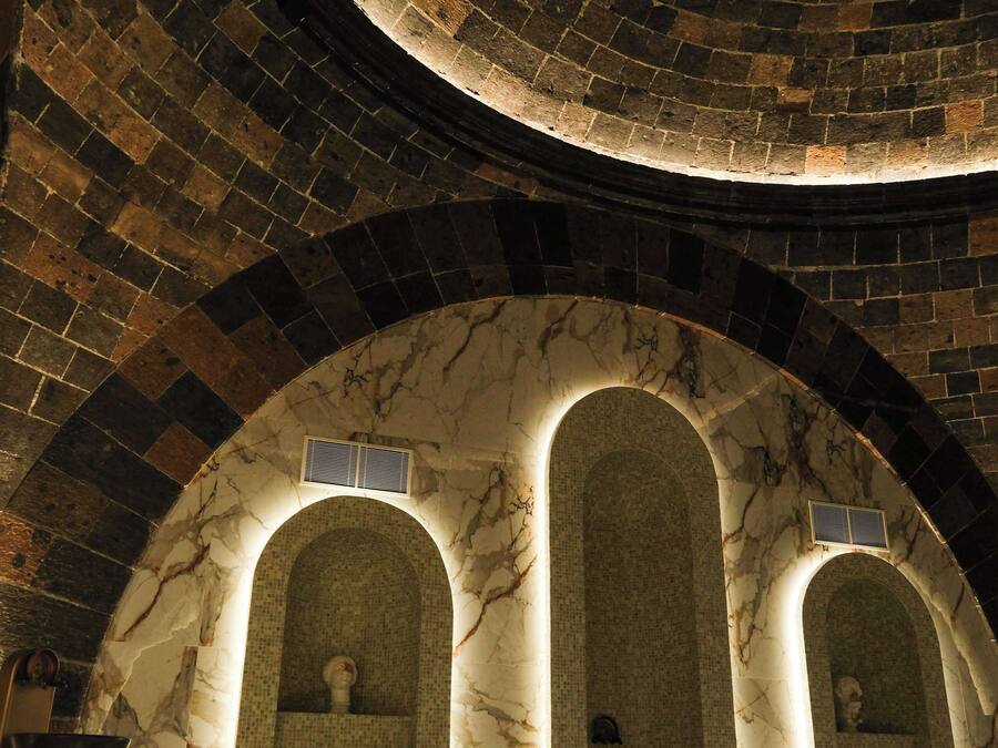 Techo de piedra circular con nichos abovedados que albergan estatuas.