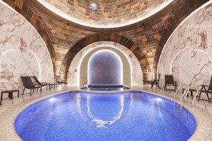 2 개의 실내 수영장