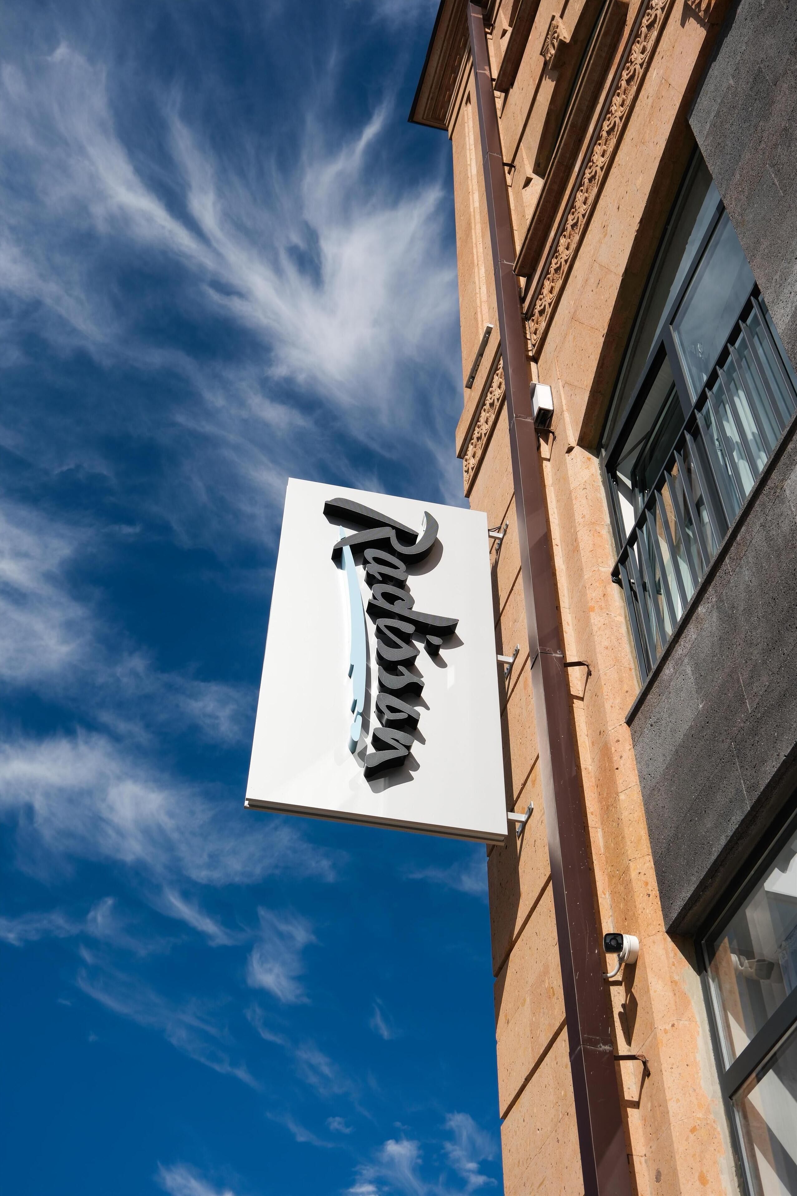 المنشأة من الخ ارج