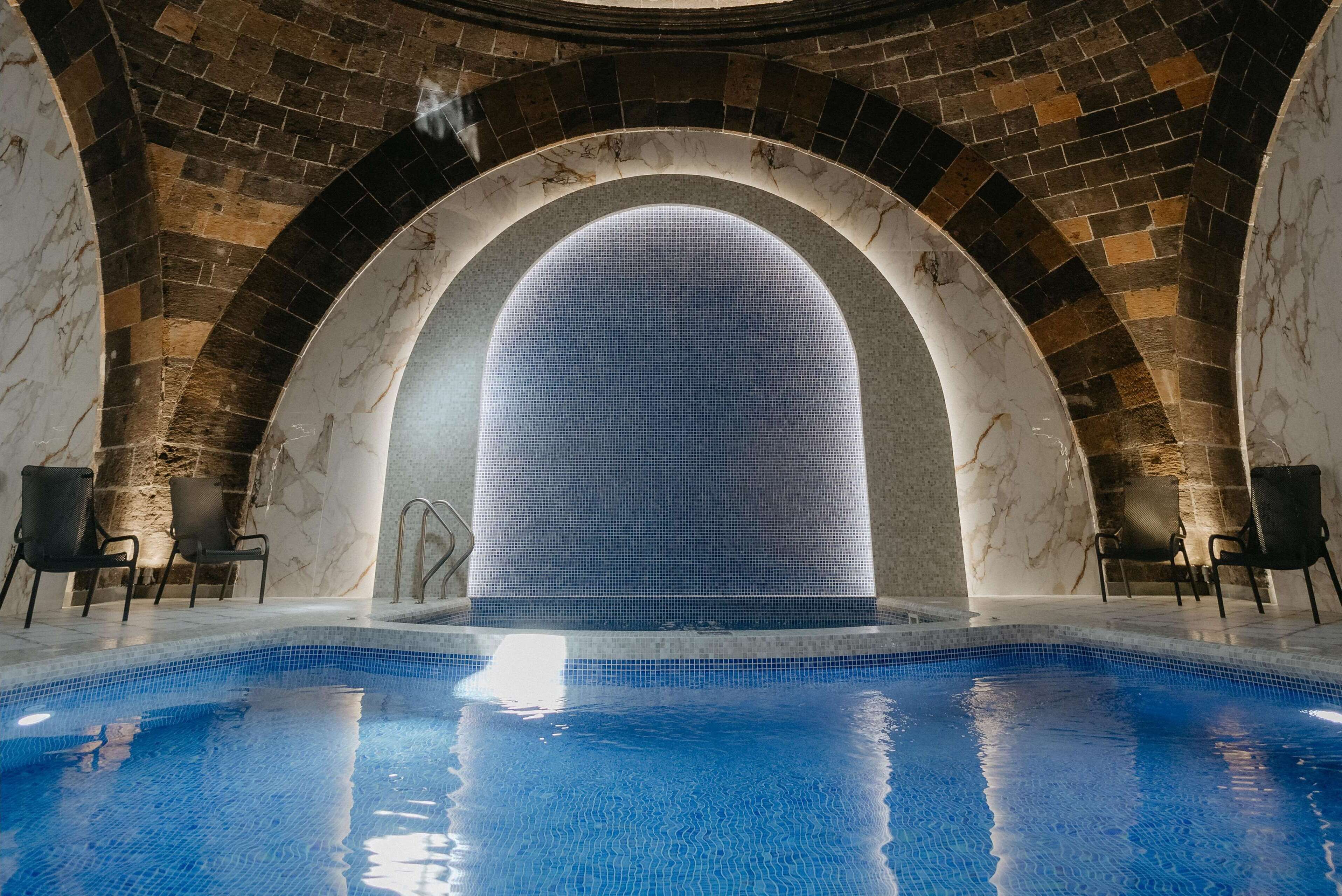 خزنة داخل الغرفة وتجهيزات عازلة للصوت وواي فاي مجانًا وملاءات أسرّة