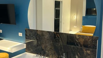 Romantic Room | 1 bedroom, in-room safe, blackout drapes, soundproofing