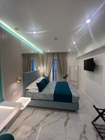 Deluxe Room | 1 bedroom, in-room safe, blackout drapes, soundproofing