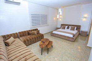 5 bedrooms, iron/ironing board, WiFi, bed sheets