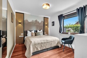 Ein modernes Schlafzimmer mit einem Bett, einem Schreibtisch und einem Stuhl.