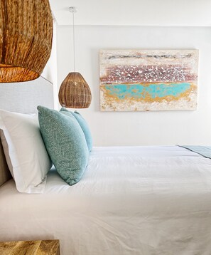 1 habitación, tabla de planchar con plancha y cuna de viaje 