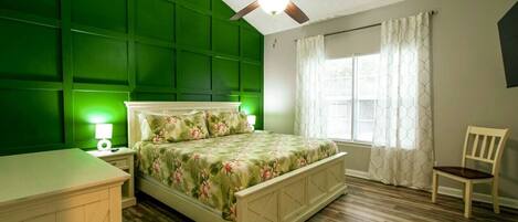 4 عدّة غرف نوم ومكتب ومكواة/لوح كي وسرير سفر