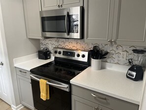 ثلاجة، ميكروويف، فرن، موقد طهي مسطح