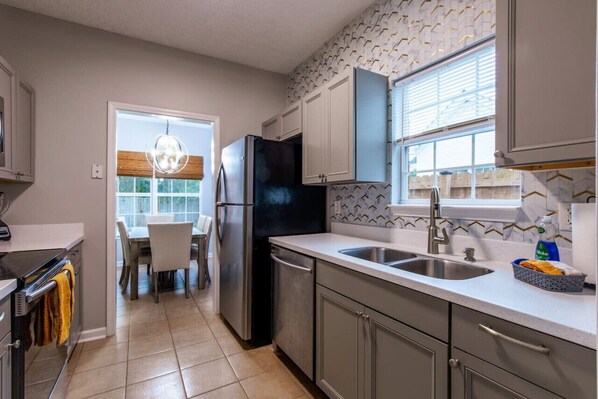 Refrigerador, microondas, horno y parrilla de estufa 