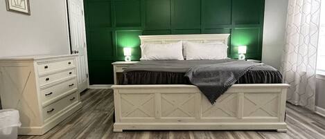 4 chambres, bureau, fer et planche à repasser, lit parapluie