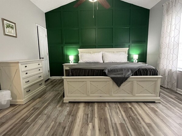 4 habitaciones, escritorio y tabla de planchar con plancha 