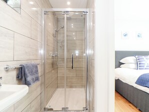 Shower - Chi an Mor (Penzance)