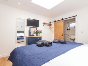 2 Schlafzimmer, individuell dekoriert, individuell eingerichtet