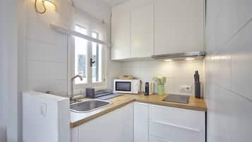 Superior Apartment | Private kitchen | Full-sized fridge, microwave, dishwasher, cookware/dishes/utensils