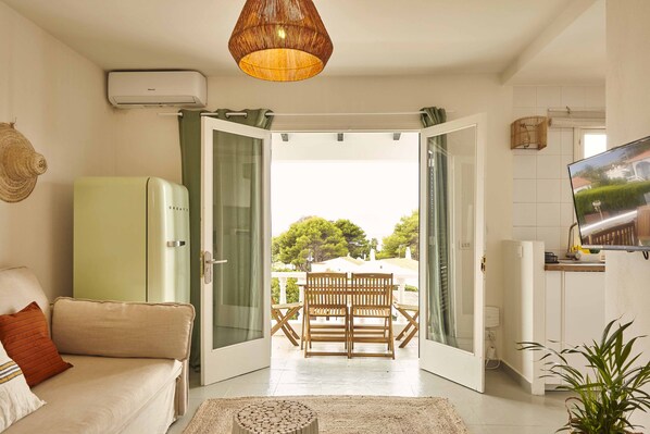 Superior Apartment, Sea View | Living area | TV - Oasis Blanc Binibeca (Sant Lluis)