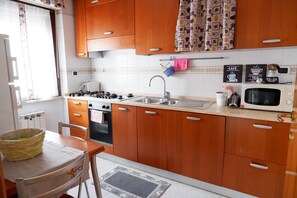 Kylskåp, mikrovågsugn, ugn och spishäll