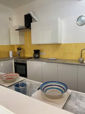 Réfrigérateur, four à micro-ondes, un four, surface de cuisson