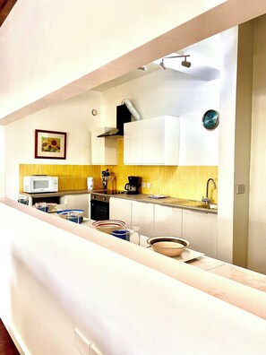 Frigorifero, microonde, forno, piano cottura