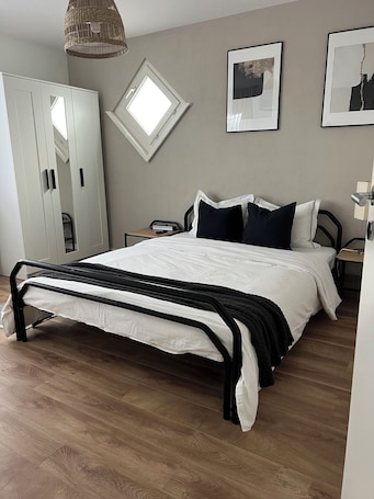 2 bedrooms, WiFi, bed sheets, wheelchair access. Black & White Apartment
