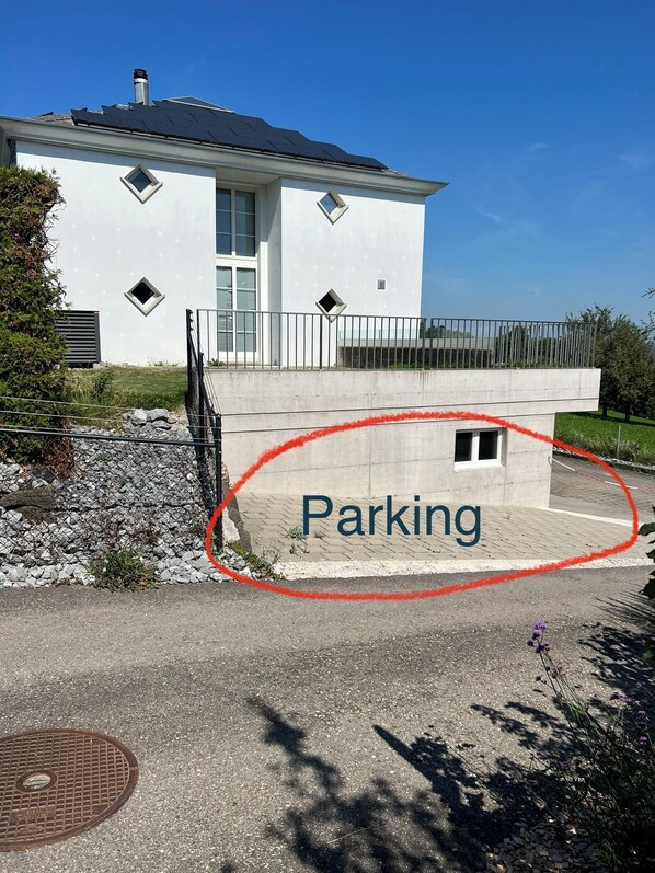 Un bâtiment moderne avec une zone de stationnement délimitée.