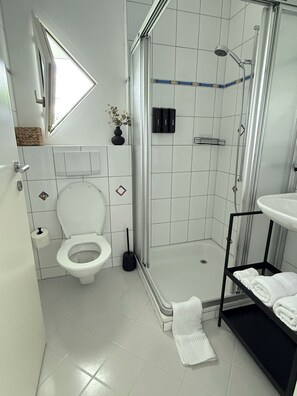 Ducha, secador de pelo, toallas, jabón