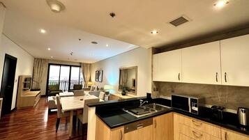 Panoramic Apartment | Private kitchen | Full-sized fridge, microwave, oven, stovetop