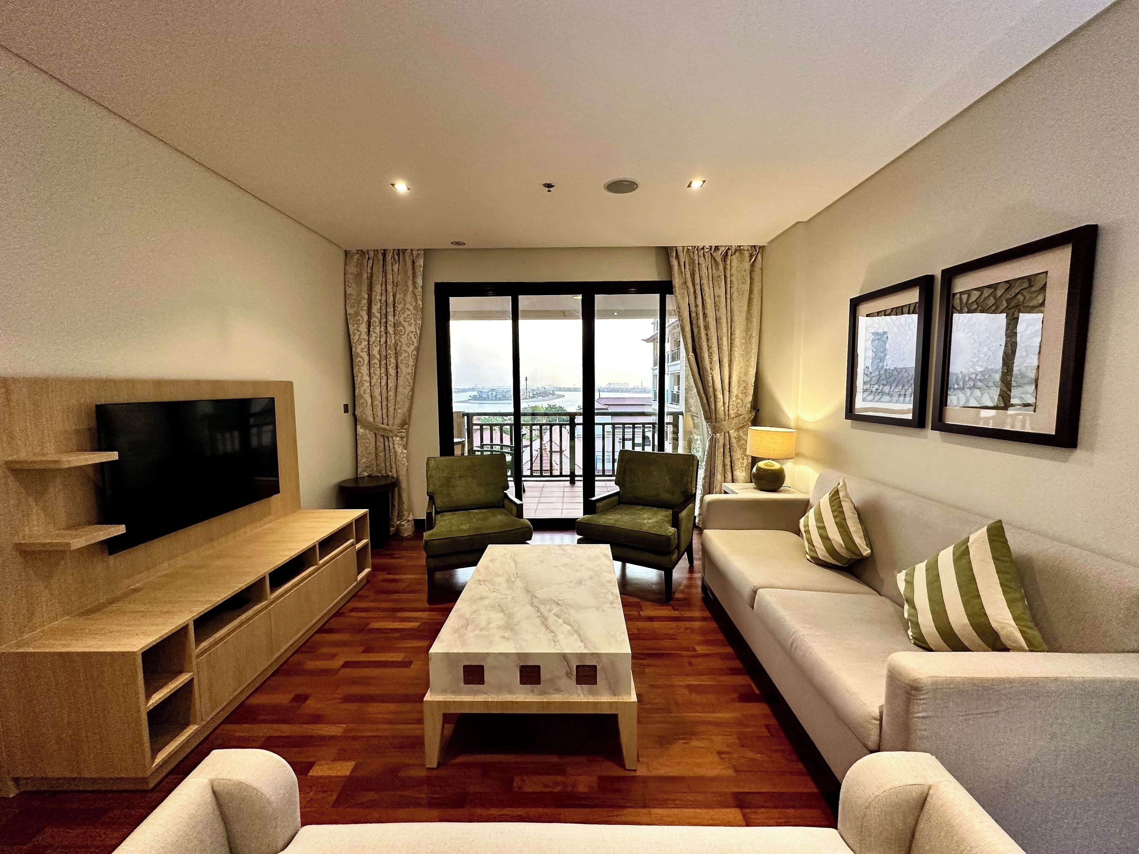 全景公寓 | 起居区 | 55-英寸智能电视（配备数码频道）、Netflix、流媒体服务