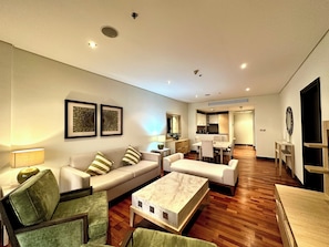 Appartement Panoramique | Coin séjour | TV connectée de 55 pouces avec chaînes numériques, Netflix