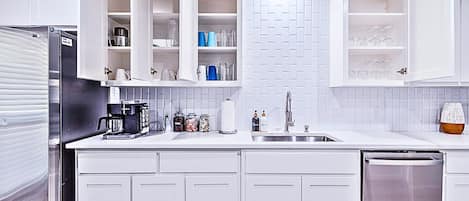 Refrigerador, microondas, horno y lavavajillas