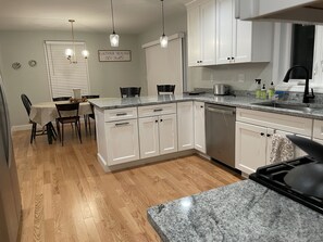 ثلاجة، ميكروويف، فرن، موقد طهي مسطح