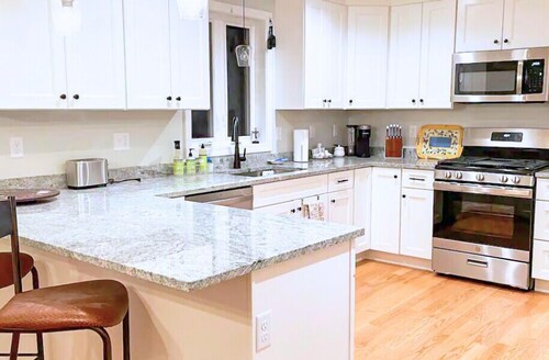 Maplewood Retreat | Sleeps 6 | Kingston NH