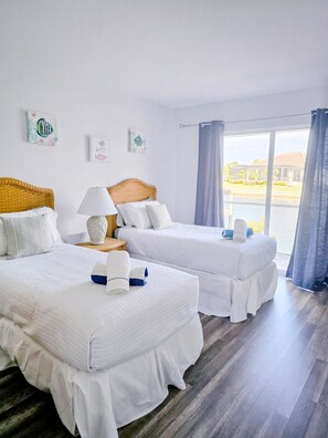 4 dormitorios, tabla de planchar con plancha, cuna de viaje